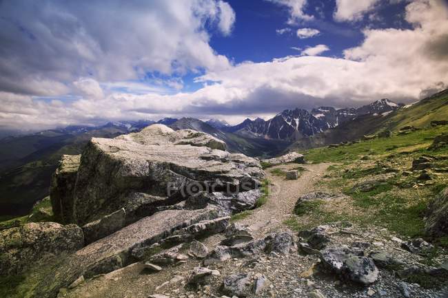 Vista rocosa de la montaña - foto de stock