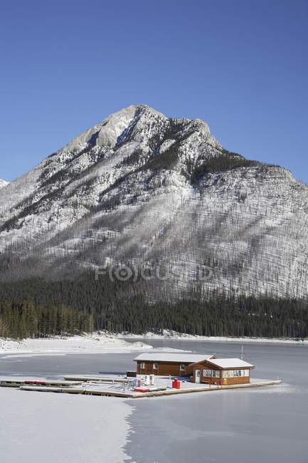 Lago congelado por montanha — Fotografia de Stock