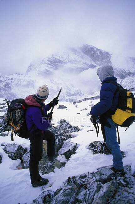 Два альпіністи оглядають пейзаж. — стокове фото