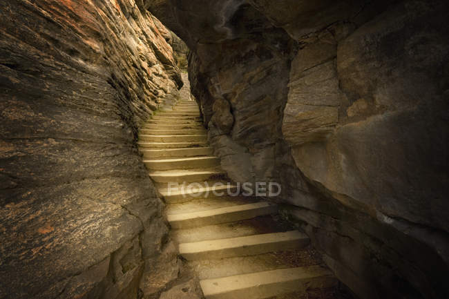 Лестница в скалах идя вверх — стоковое фото