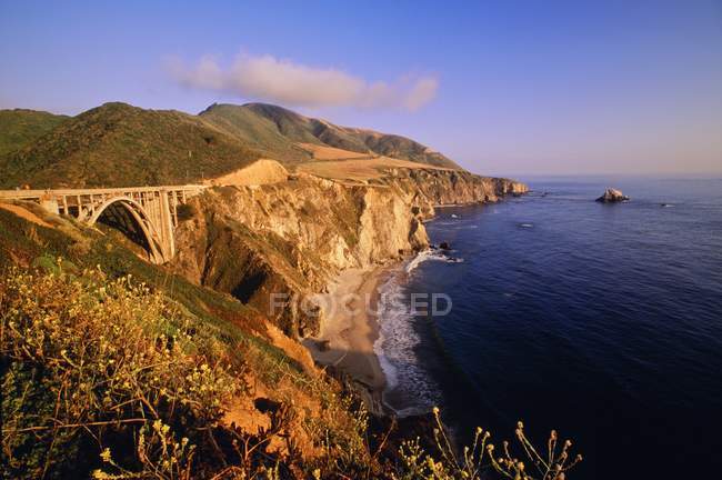 Veduta della scogliera rocciosa con ponte — Foto stock