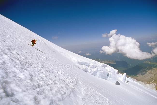 Esquiador en el glaciar Emmons - foto de stock