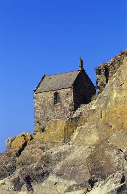 Chapelle de pierre sur la falaise — Photo de stock