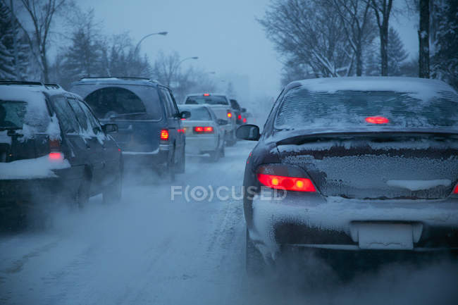 Conducir en invierno - foto de stock
