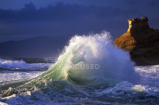 Welle kracht auf Felswand — Stockfoto