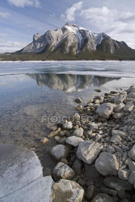 Отражение горы в замерзшем озере — стоковое фото