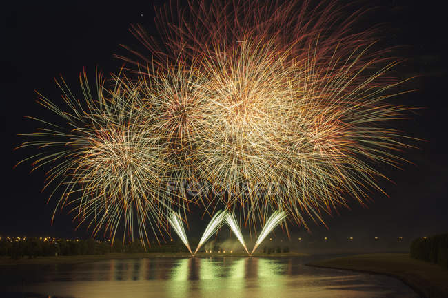 Visualizzazione colorata dei fuochi d'artificio — Foto stock