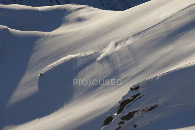 People extreme snowboarding in mountains of New Zealand — Stock Photo
