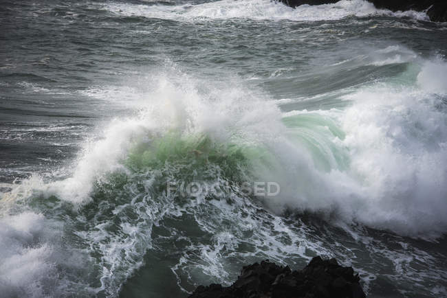 Grandes olas se rompe - foto de stock