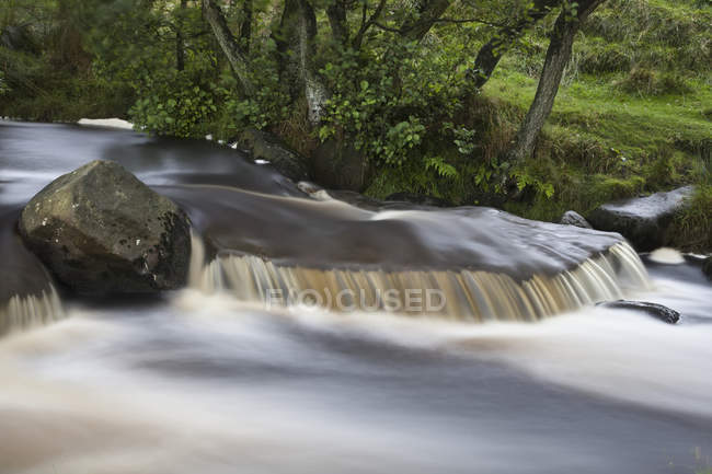 Burbage Brook fluye en Peak District - foto de stock