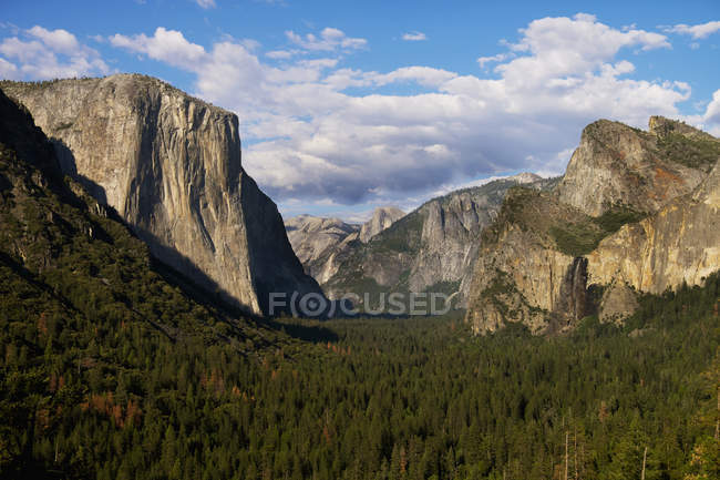 Vue sur le tunnel dans le parc national Yosemite — Photo de stock