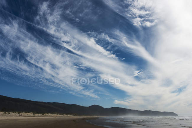 Облака дрейфуют мимо мыса Смотритель на побережье Орегона — стоковое фото