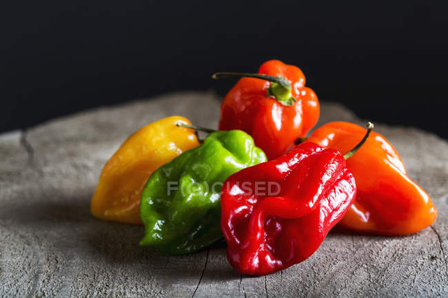 Variedad de pimientos picantes coloridos - foto de stock