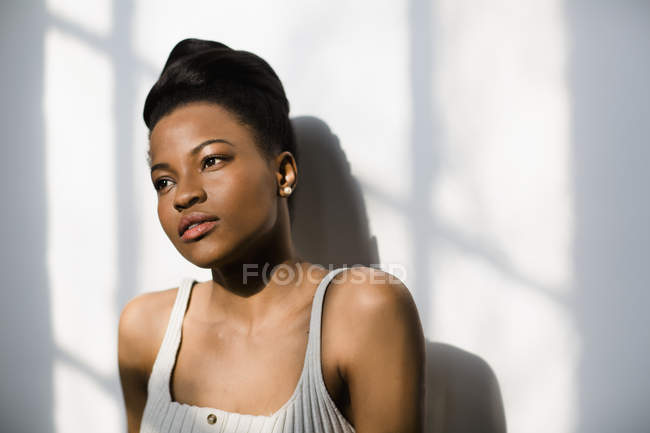 African Canadian woman leaning against wall — Stock Photo