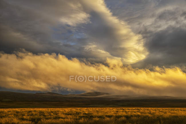 Захід сонця запалює хмари — стокове фото