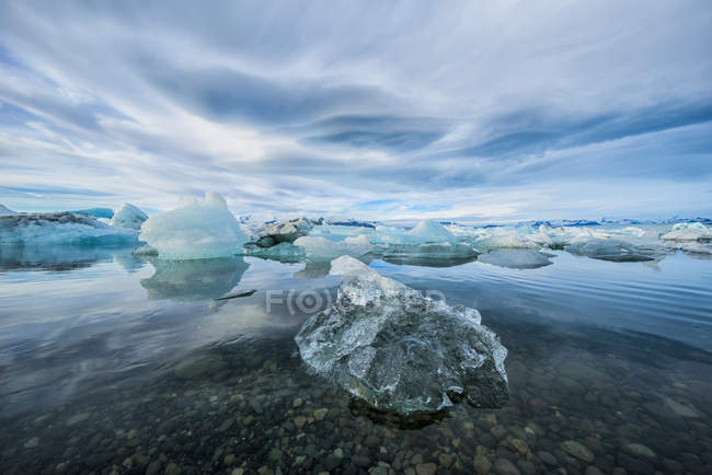 Icebergs de laguna de hielo conocida Jokulsarlon - foto de stock