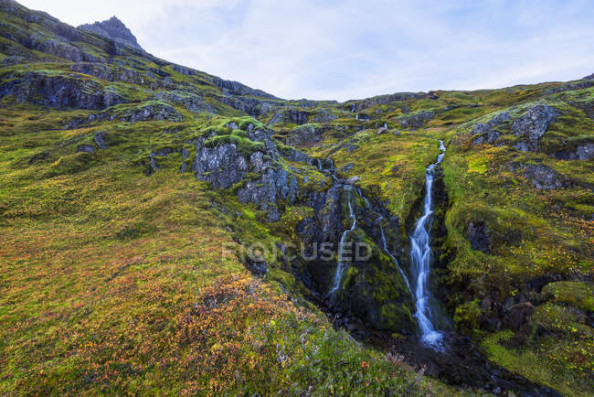 Waterfall tumbles down the mountain — Stock Photo