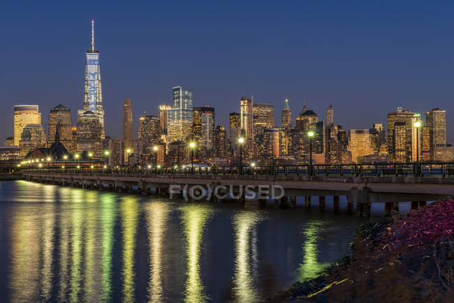 Manhattan Skyline en Crepúsculo - foto de stock