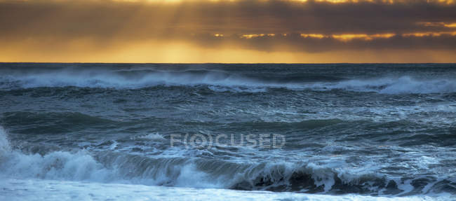 Coucher de soleil doré sur la mer — Photo de stock