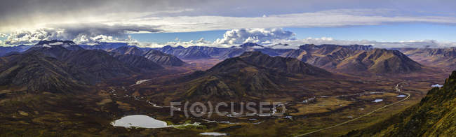 Vista de las montañas contra el cielo - foto de stock