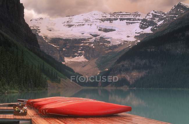 Canoe allineate sul molo — Foto stock