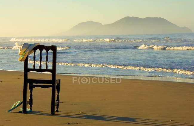 Cadeira de madeira vazia em uma praia, Mazatlan, México — Fotografia de Stock