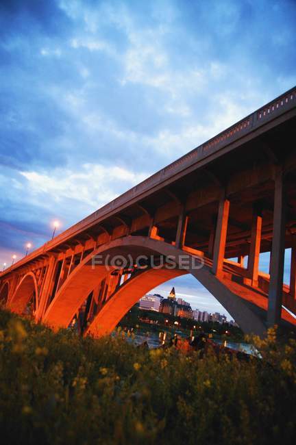 Rote Brücke über den Fluss — Stockfoto