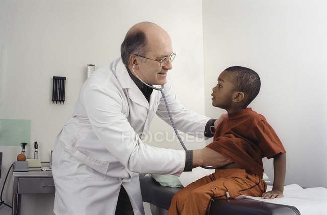 Kleiner schwarzer Junge mit medizinischer Untersuchung — Stockfoto