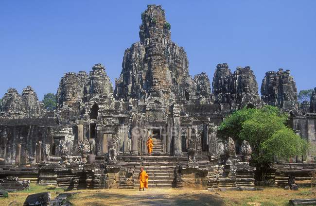 Bayon temple and monks — Stock Photo