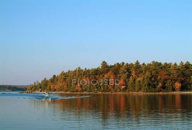 Avion flottant sur le lac — Photo de stock