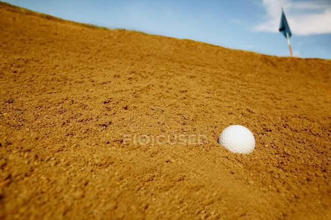 М'яч для гольфу в бункері — стокове фото