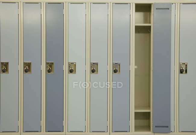 Ряд шкафчиков с комбинированными замками — стоковое фото