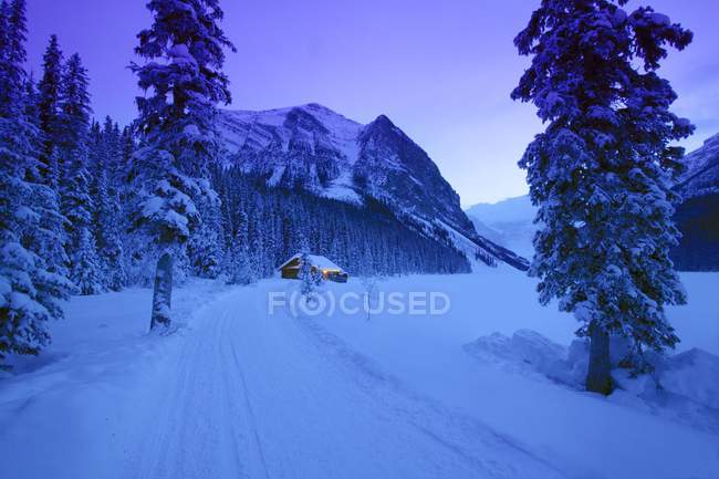 Petite cabine dans la neige — Photo de stock