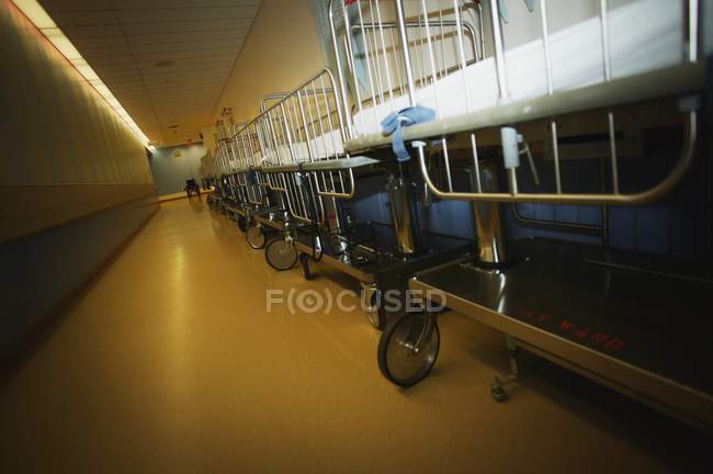 Krankenhausflur mit Betten — Stockfoto