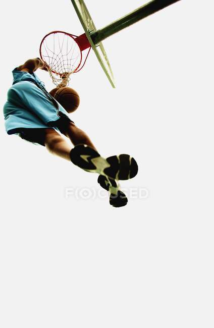 Мужчина играет в баскетбол, вид с низкого угла — стоковое фото