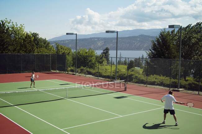 Люди играют в теннис, вид под высоким углом — стоковое фото