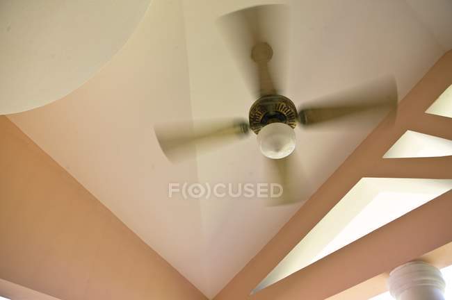 Ventilateur de plafond fonctionnel — Photo de stock