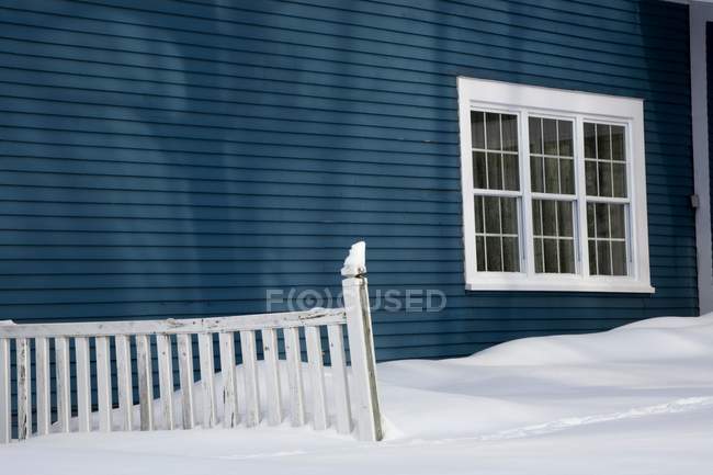 Winterhaus und Zaun — Stockfoto
