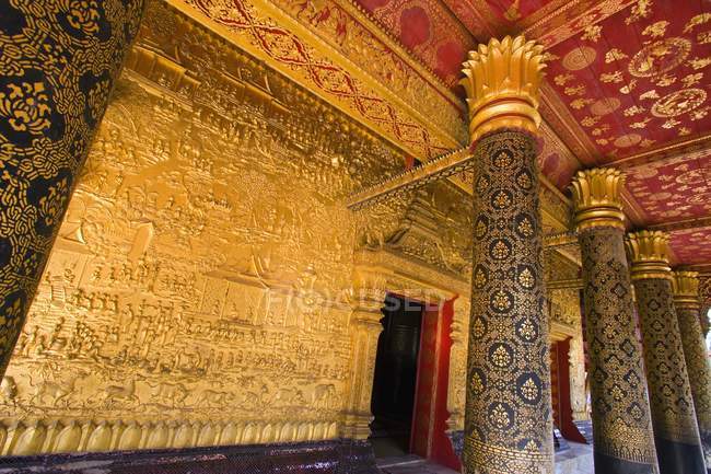 Templo de Wat Mai en Luang Prabang - foto de stock