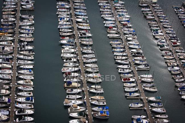 Barche parcheggiate in wate — Foto stock