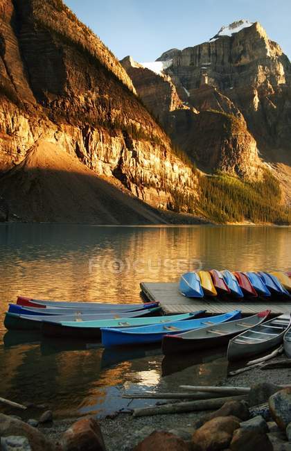 Mountain Lake With Canoes — Stock Photo