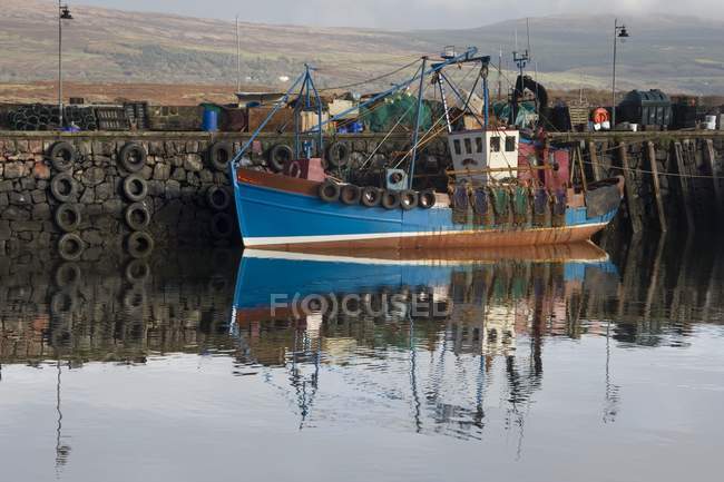 Barco de pesca estacionado na doca — Fotografia de Stock