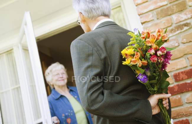 Старший чоловік зустрічає жінку на побачення — стокове фото