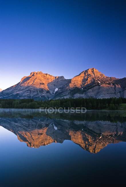 Monte reflejado en el agua - foto de stock