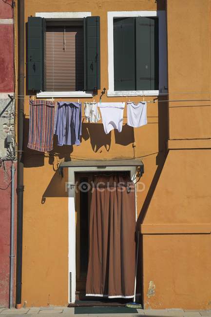 Casa de laranja com lavanderia — Fotografia de Stock