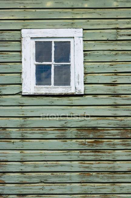 Fenster einer verwitterten Scheune — Stockfoto