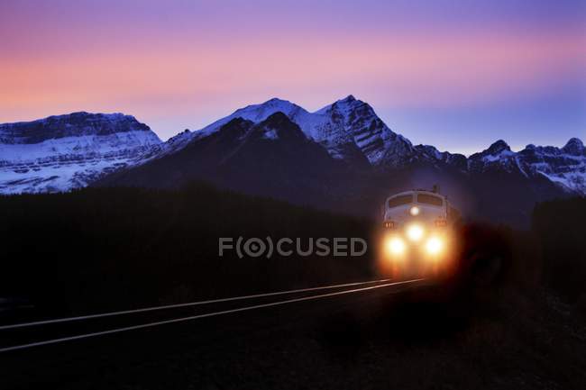 Train de locomotive la nuit — Photo de stock