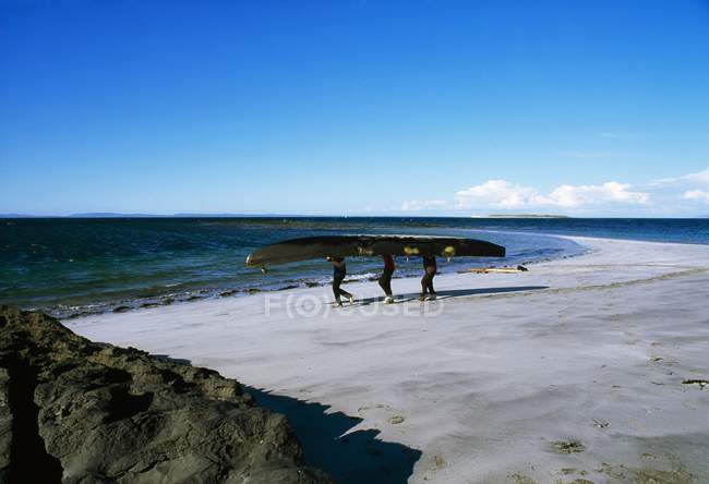Slanders Carrying Currach — Stock Photo