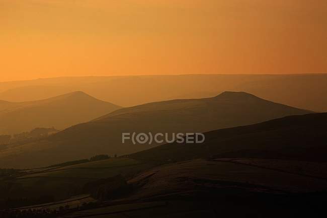 Гірські пагорби на заході сонця — стокове фото