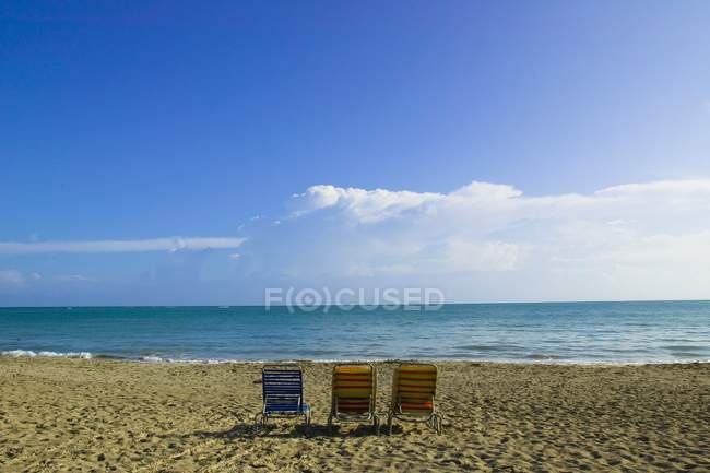 Plage de sable avec chaises — Photo de stock